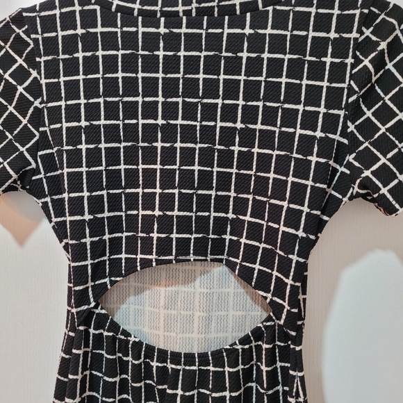 Uk2la square black & white patterned. Size sm - Picture 4 of 5